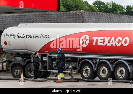 Bandon, West Cork, Irland. 11.. Juni 2022. Ein Texaco-Tanker liefert Kraftstoff in eine Garage in Bandon, West Cork, wo der Kraftstoffpreis weit über €2 pro Liter liegt. Quelle: AG News/Alamy Live News Stockfoto