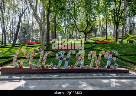 Buntes Schild am Eingang des Gülhane Parks, Istanbul, Türkiye. Stockfoto