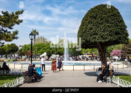 Touristen genießen einen schönen Tag im Sultan Ahmet Park, Istanbul, Türkiye. Stockfoto