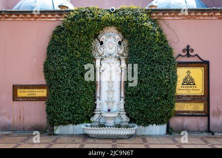 Zarter Wasserbrunnen Ayasofya Haseki Hurrem Sultan Badehaus, Istanbul, Türkiye. Stockfoto