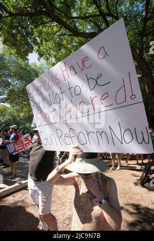 Austin Texas USA, 11 2022. Juni: Demonstranten kommen zum Texas Capitol, um den landesweiten 'Marsch um unser Leben' zu besuchen, der Waffenbeschränkungen und sinnvolle Maßnahmen gegen die außer Kontrolle gerate US-Waffengewalt fordert. Kredit: Bob Daemmrich/Alamy Live Nachrichten Stockfoto