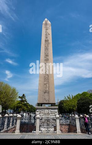 Der altägyptische Obelisk von Theodosius, der auf dem Sultanahmet-Platz in Istanbul, Türkiye, steht. Stockfoto