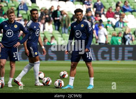 Der schottische Che Adams (rechts) beim Aufwärmen vor dem Spiel der UEFA Nations League im Aviva Stadium, Dublin. Bilddatum: Samstag, 11. Juni 2022. Stockfoto