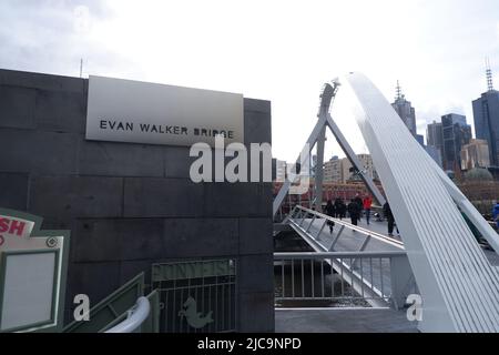 MELBOURNE, AUSTRALIEN - 2. Juni 2022: Momentaufnahme der Evan Walker Brücke mit ihrem Schild über dem Fluss Yarra in der Hauptstadt Victoria in Melbourne, Australien Stockfoto