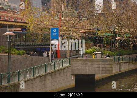 Riverside Ausgang der Flinders Street Station in Melbourne Australien während Sonnenuntergang Abendzeit. Stockfoto