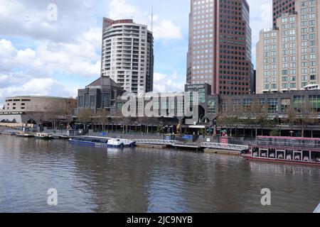 Melbourne, Australien - 2. Juni 2022: Blick auf den Fluss von Southgate, dem modernen Komplex von Restaurants und Bars. Foto von der Evan Walker Bridge. Stockfoto