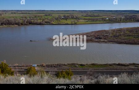 Tal mit einem langsam fließenden Fluss, Glanz der Sonne. Montana Natur Stockfoto
