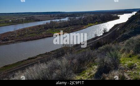 Tal mit einem langsam fließenden Fluss, Glanz der Sonne. Montana Natur Stockfoto