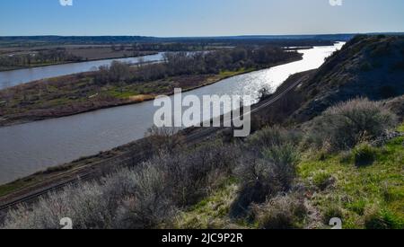 Tal mit einem langsam fließenden Fluss, Glanz der Sonne. Montana Natur Stockfoto