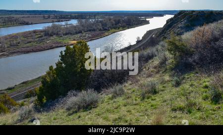 Tal mit einem langsam fließenden Fluss, Glanz der Sonne. Montana Natur Stockfoto