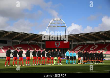 Spieler aus Wales und den Niederlanden stehen vor dem Qualifikationsspiel der UEFA-Europameisterschaft U21 im Parc y Scarlets, Llanelli, an. Bilddatum: Samstag, 11. Juni 2022. Stockfoto