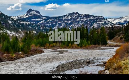 Gebirgsfluss mit schlammigem Wasser, schmelzender Schnee in den Bergen. Berglandschaft. Montana Stockfoto