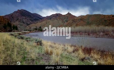 Gebirgsfluss mit schlammigem Wasser, schmelzender Schnee in den Bergen. Berglandschaft. Montana Stockfoto