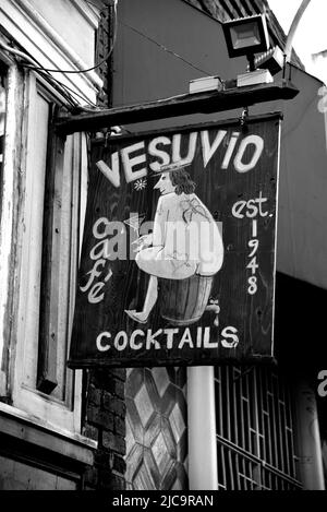 Das Vesuvio Cafe ist eine bekannte Bar in San Francisco, Kalifornien, die von Mitgliedern der Beat Generation 1950s besucht wird. Stockfoto