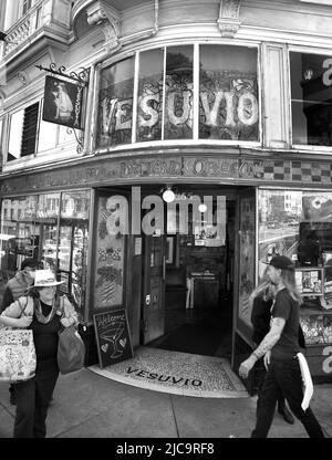 Das Vesuvio Cafe ist eine bekannte Bar in San Francisco, Kalifornien, die von Mitgliedern der Beat Generation 1950s besucht wird. Stockfoto