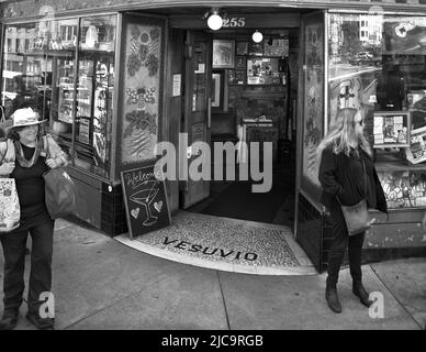 Das Vesuvio Cafe ist eine bekannte Bar in San Francisco, Kalifornien, die von Mitgliedern der Beat Generation 1950s besucht wird. Stockfoto