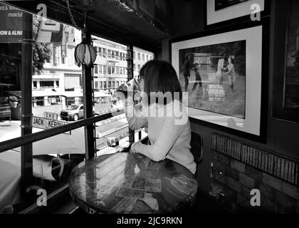 Eine Frau genießt ein Pint Bier im Vesuvio Cafe, einer bekannten Bar in San Francisco, Kalifornien, die von Mitgliedern der Beat Generation 1950s besucht wird. Stockfoto