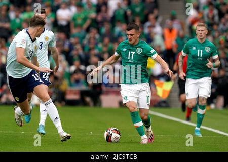 Der irische Jason Knight (rechts) läuft beim schottischen Jack Hendry (links) während des Spiels der UEFA Nations League im Aviva Stadium, Dublin. Bilddatum: Samstag, 11. Juni 2022. Stockfoto