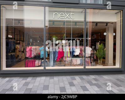 Newbury, Bekshire, England, Großbritannien. 2022. Ein Schaufenster mit Kinderkleidung in einem Stadtladen. Stockfoto