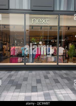 Newbury, Bekshire, England, Großbritannien. 2022. Ein Schaufenster mit Kinderkleidung in einem Stadtladen. Stockfoto