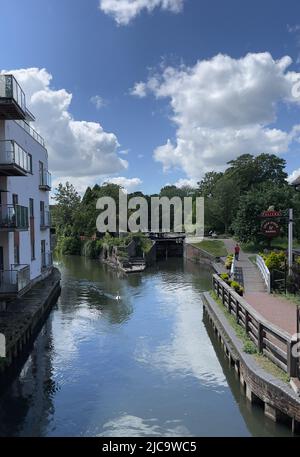 Newbury, Bekshire, England, Großbritannien. 2022. Newbury Lock auf dem Kennet und Avon Canal, wie es durch Newbury Stadtzentrum passiert. Stockfoto