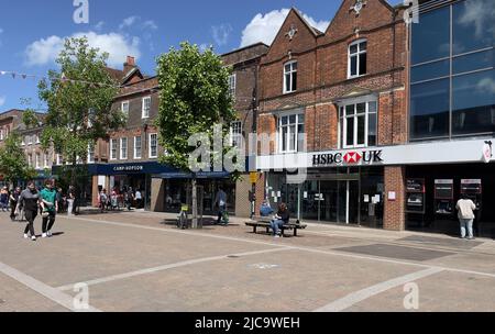 Newbury, Bekshire, England, Großbritannien. 2022. Shopper an einem sonnigen Nachmittag auf der High Street in Newbury. England, Großbritannien. Stockfoto