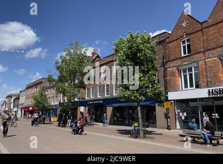 Newbury, Bekshire, England, Großbritannien. 2022. Shopper an einem sonnigen Nachmittag auf der High Street in Newbury. England, Großbritannien. Stockfoto