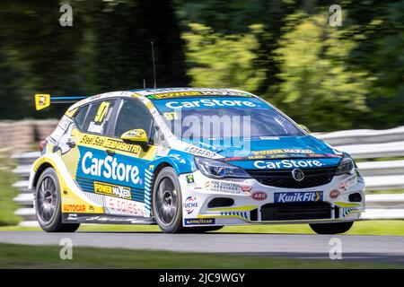 11.. Juni 2022; Oulton Park, Little Budworth, Kephire, England; Kwik Fit British Touring Car Championship, Oulton Park: Ash Hand in seinem CarStore Power maxed Racing Vauxhall Astra während des Trainings Stockfoto