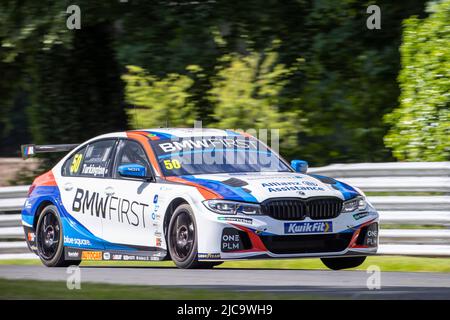 11.. Juni 2022; Oulton Park, Little Budworth, Kephire, England; Kwik Fit British Touring Car Championship, Oulton Park: Colin Turkington in seinem Team BMW 330e M Sport im Training Stockfoto
