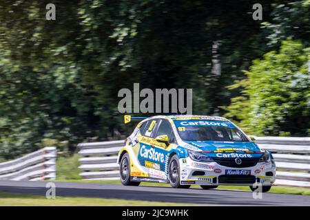 11.. Juni 2022; Oulton Park, Little Budworth, Kephire, England; Kwik Fit British Touring Car Championship, Oulton Park: Ash Hand in seinem CarStore Power maxed Racing Vauxhall Astra während des Trainings Stockfoto