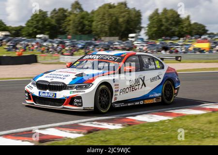 11.. Juni 2022; Oulton Park, Little Budworth, Kephire, England; Kwik Fit British Touring Car Championship, Oulton Park: Stephen Jelly in seinem Team BMW BMW 330e M Sport im Qualifying Stockfoto