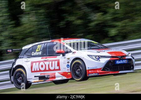 11.. Juni 2022; Oulton Park, Little Budworth, Kephire, England; Kwik Fit British Touring Car Championship, Oulton Park: Ricky Collard in seinem Toyota Gazoo Racing UK Toyota Corolla GR Sport während des Trainings Stockfoto