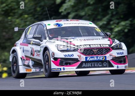 11.. Juni 2022; Oulton Park, Little Budworth, Kephire, England; Kwik Fit British Touring Car Championship, Oulton Park: Bobby Thompson in seinem Autobrite Direct mit JourneyHero CUPRA Leon während des Trainings Stockfoto