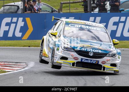 11.. Juni 2022; Oulton Park, Little Budworth, Kephire, England; Kwik Fit British Touring Car Championship, Oulton Park: Ash Hand in seinem CarStore Power Maxed Racing Vauxhall Astra hebt während des Trainings ein Rad Stockfoto