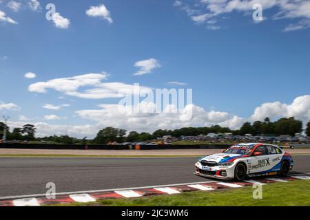 11.. Juni 2022; Oulton Park, Little Budworth, Kephire, England; Kwik Fit British Touring Car Championship, Oulton Park: Stephen Jelly in seinem Team BMW BMW 330e M Sport im Qualifying Stockfoto