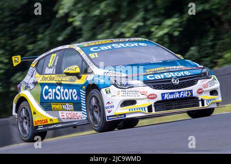 11.. Juni 2022; Oulton Park, Little Budworth, Kephire, England; Kwik Fit British Touring Car Championship, Oulton Park: Ash Hand in seinem CarStore Power maxed Racing Vauxhall Astra während des Trainings Stockfoto