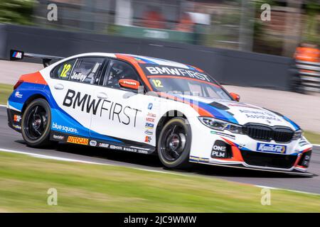 11.. Juni 2022; Oulton Park, Little Budworth, Kephire, England; Kwik Fit British Touring Car Championship, Oulton Park: Stephen Jelly im Team BMW BMW 330e M Sport im Training Stockfoto