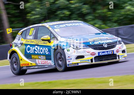 11.. Juni 2022; Oulton Park, Little Budworth, Kephire, England; Kwik Fit British Touring Car Championship, Oulton Park: Ash Hand in seinem CarStore Power maxed Racing Vauxhall Astra während des Trainings Stockfoto