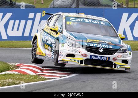 11.. Juni 2022; Oulton Park, Little Budworth, Kephire, England; Kwik Fit British Touring Car Championship, Oulton Park: Ash Hand in seinem CarStore Power Maxed Racing Vauxhall Astra hebt während des Trainings ein Rad auf den Bordstein Stockfoto