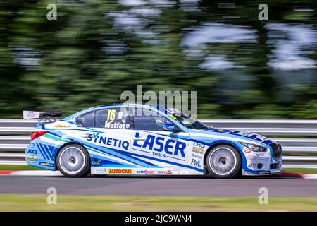 11.. Juni 2022; Oulton Park, Little Budworth, Kephire, England; Kwik Fit British Touring Car Championship, Oulton Park: Aiden Moffat in seinem Laser Tools Racing Infiniti Q50 während des Trainings Stockfoto