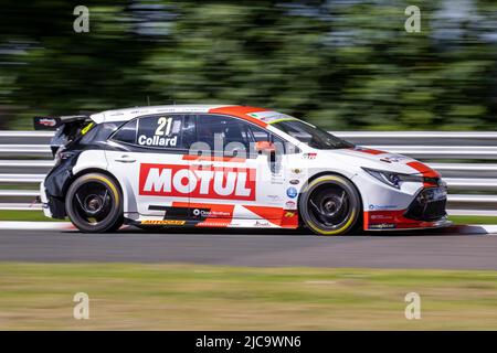 11.. Juni 2022; Oulton Park, Little Budworth, Kephire, England; Kwik Fit British Touring Car Championship, Oulton Park: Ricky Collard in seinem Toyota Gazoo Racing UK Toyota Corolla GR Sport während des Trainings Stockfoto