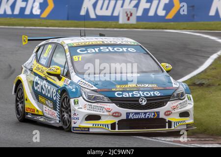 11.. Juni 2022; Oulton Park, Little Budworth, Kephire, England; Kwik Fit British Touring Car Championship, Oulton Park: Ash Hand in seinem CarStore Power maxed Racing Vauxhall Astra während des Trainings Stockfoto