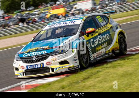 11.. Juni 2022; Oulton Park, Little Budworth, Kephire, England; Kwik Fit British Touring Car Championship, Oulton Park: Michael Crees in seinem CarStore Power maxed Racing Vauxhall Astra während des Qualifyings Stockfoto