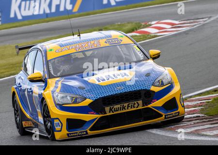 11.. Juni 2022; Oulton Park, Little Budworth, Kephire, England; Kwik Fit British Touring Car Championship, Oulton Park: Ashley Sutton in seinem NAPA Racing UK Ford Focus ST während des Trainings Stockfoto