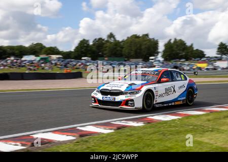 11.. Juni 2022; Oulton Park, Little Budworth, Kephire, England; Kwik Fit British Touring Car Championship, Oulton Park: Stephen Jelly in seinem Team BMW BMW 330e M Sport im Qualifying Stockfoto