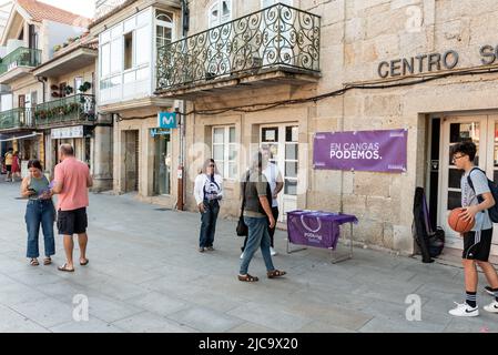 Cangas, Pontevedra, spanien - 10. juni 2022: Informationen über Kommunalwahlen mit Podemos Stockfoto