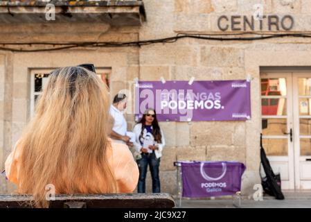 Cangas, Pontevedra, spanien - 10. juni 2022: Informationen über Kommunalwahlen mit Podemos Stockfoto