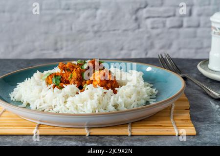 Parsi Fischpatia mit Reis - köstliches, aus der Parsi-Gemeinde in Bombay stammenden, feinen, frischen und leckeren, frischen und frischen Fisch Stockfoto