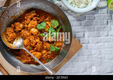 Parsi Fischpatia mit Reis - köstliches, aus der Parsi-Gemeinde in Bombay stammenden, feinen, frischen und leckeren, frischen und frischen Fisch Stockfoto