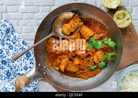Parsi Fischpatia mit Reis - köstliches, aus der Parsi-Gemeinde in Bombay stammenden, feinen, frischen und leckeren, frischen und frischen Fisch Stockfoto